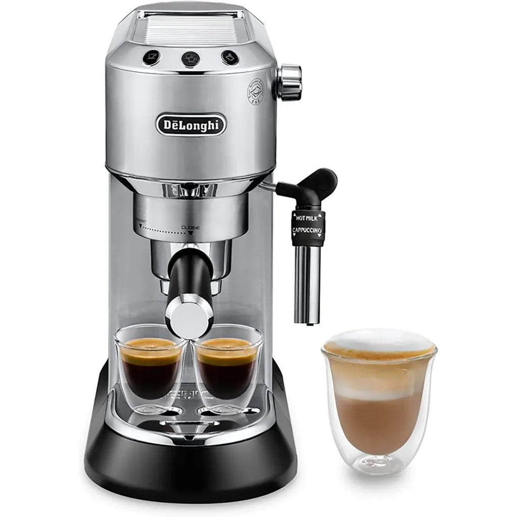 Cafetera De’Longhi Dedica de acero inoxidable sirviendo dos espressos con varita de vapor y vaso de latte art